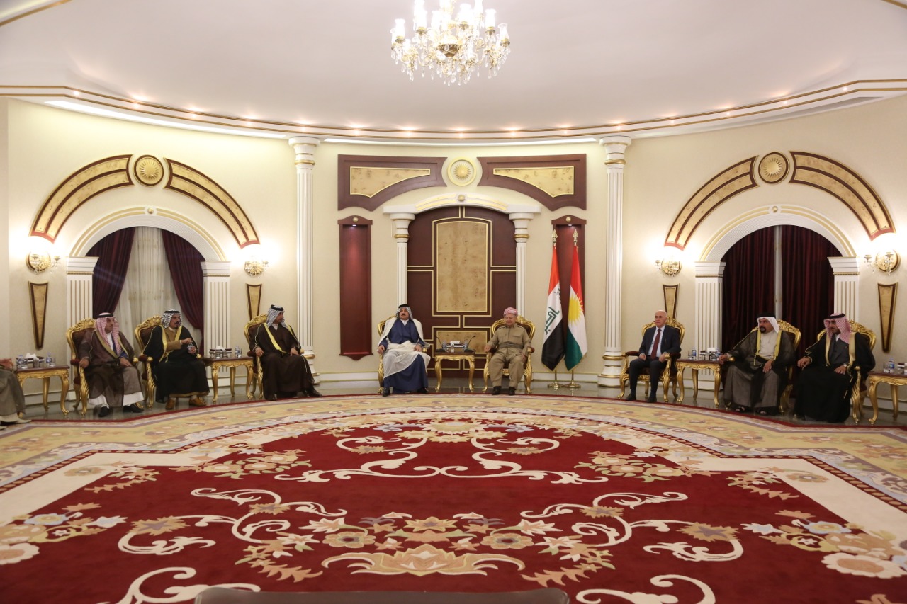 الرئيس بارزاني خلال استقباله في اربيل وفداً كبيراً من أهالي محافظة البصرة (صورة/ مكتب بارزاني)